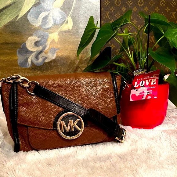 Michael Kors Handbags - MICHAEL KORS BROWN CROSSBODY BAG w/BLACK TRIM in SZ Small